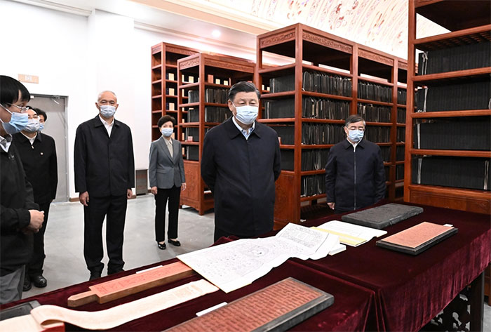 習(xí)近平1日下午在中國(guó)國(guó)家版本館考察時(shí)，在蘭臺(tái)洞庫(kù)了解館藏精品版本保存情況
