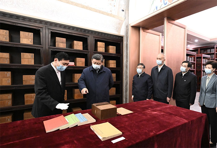 習(xí)近平1日下午在中國(guó)國(guó)家版本館考察時(shí)，在蘭臺(tái)洞庫(kù)了解館藏精品版本保存情況